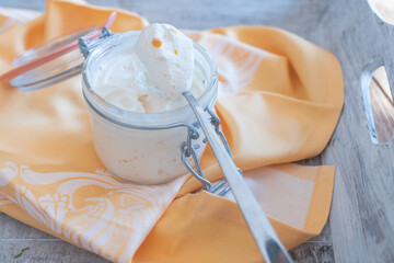 frische aprikosen aprikoseneis eiscreme pfirsicheis pfirsicheiscreme in einwegglas fotografiert 