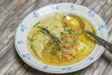 Maultaschen in der Brühe Suppe im Teller 