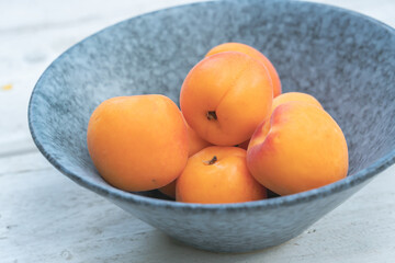 frische aprikosen aprikoseneis eiscreme pfirsicheis pfirsicheiscreme in einwegglas fotografiert 