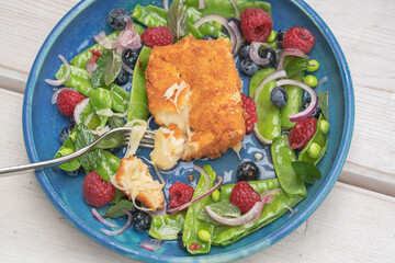 käse emmentaler paniert mit salat aufgeschnitten 