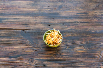 röstzwiebel in schale auf holztisch von oben fotografiert 