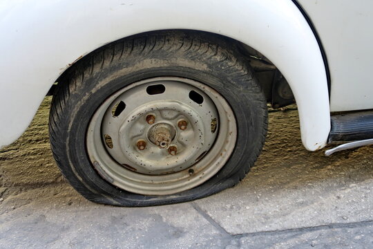 Pneu crev&eacute; de voiture &agrave; plat.