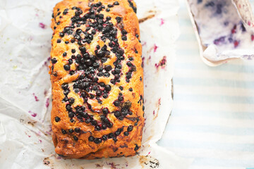 Blueberry loaf cake with baking paper - 637494087
