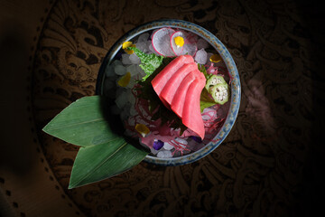 Obraz na płótnie Canvas Tuna sashimi with radish slices