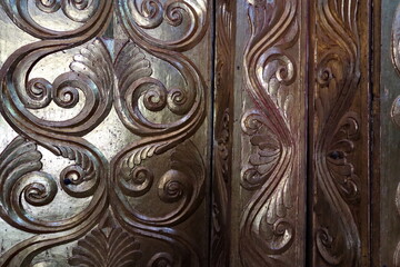 Détail de porte en bois sculptée. - obrazy, fototapety, plakaty