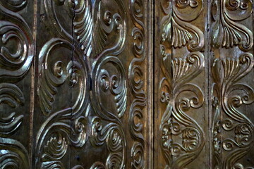 Détail de porte en bois sculptée.
