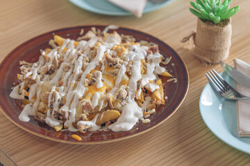 Patatas fritas con queso y carne