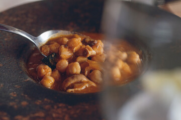 Menudo, guiso de garbanzos con callos, chorizo y morcilla