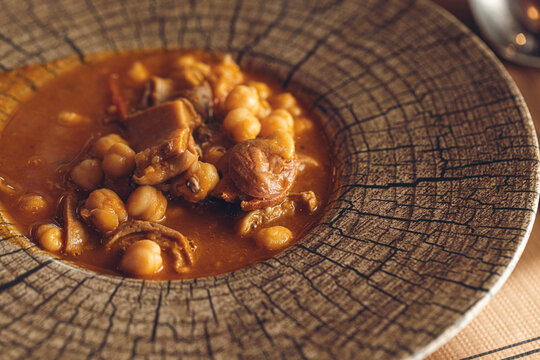 Menudo, guiso de garbanzos con callos, chorizo y morcilla