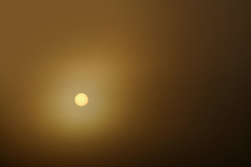 nascer do sol com neblina 