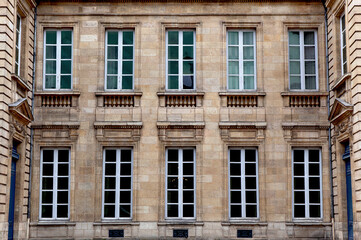 Fototapeta na wymiar Typical French classic architecture in Bordeaux