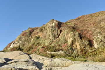 Fototapeta na wymiar Paisaje natural de acantilado y rocas 