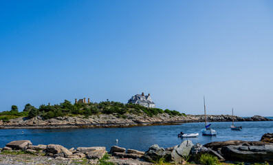 Vista de una mansión en rhode island a la orilla del mar