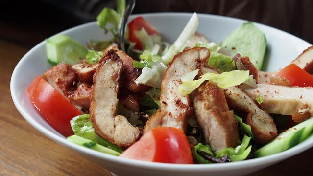 vegetable salad with grilled chicken 
