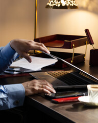 Men's hands close the laptop, the end of the working day
