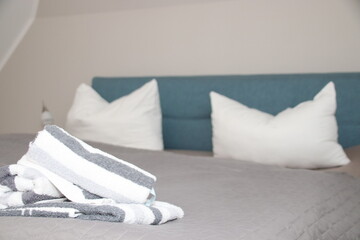 Fototapeta na wymiar Schöne und saubere Ferienwohnung auf der Insel Sylt, Blick ins Schlafzimmer