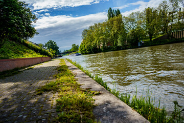 Fototapeta na wymiar Un passage à cote de une fleuve Strasbourg
