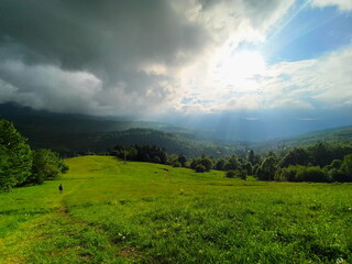 Obraz premium Sunny grassy mountainside with chairlift in the golden light of sunset in Poland