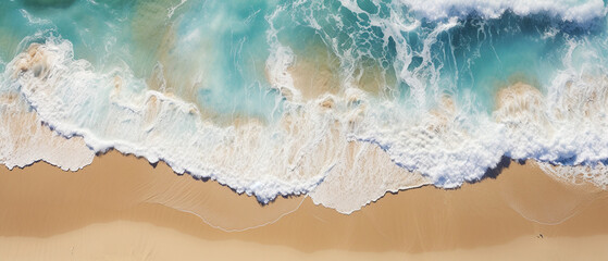 Przypływ spienionych fal morskich na piaszczystej złotej plaży w widoku z lotu ptaka - obrazy, fototapety, plakaty