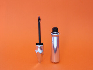 Rimel para ojos color negro con envase metalico plateado. 