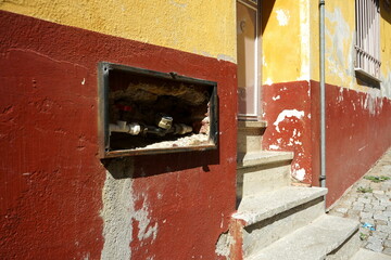 Kellerfenster und Treppenaufgang am Eingang des alten Wohnhaus in Beige, Braun und Naturfarben im...
