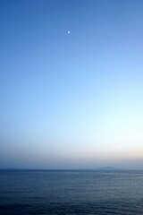 Blick vom Strand in Altinoluk im romantischen Licht der untergehenden Sonne auf den Golf von...
