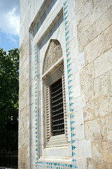 Kunstvolle Verzierung an einem Fenster der der historischen Grünen Moschee im Sommer bei...