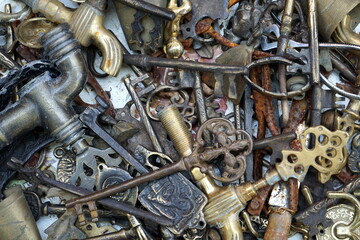 Alte Schlüssel, Wasserhähne und Beschläge vor einem Geschäft für Antiquitäten und Trödel mit...
