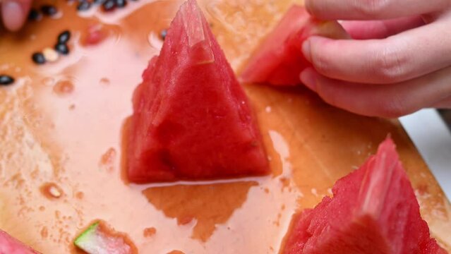 スイカを食べごろな大きさにカットする