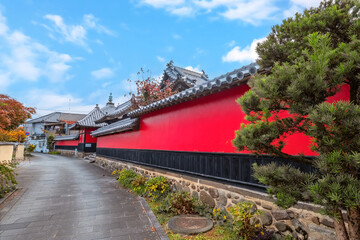 Fototapeta na wymiar Nakatsu, Japan - Nov 26 2022: Goganji Temple (Red Wall Temple) established by daimyo Kuroda Yoshitaka and founded by the priest Kuyo, situated a little south of the center of the Tera-machi district