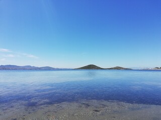 Cielo azul con vistas a La Perdiguera en La Manga, Cartagena (España)	