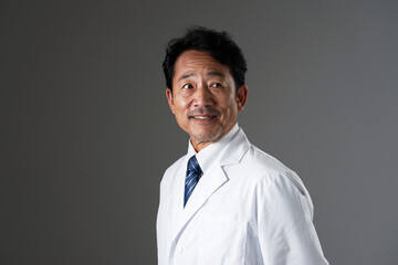 ミドルエイジの医者のポートレート　黒背景