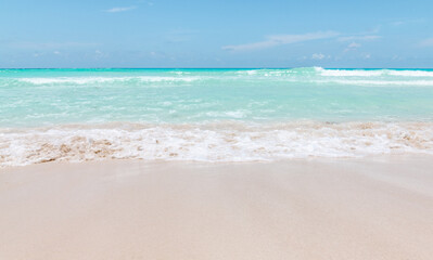 Fototapeta na wymiar Hermosa playa tropical con cielo azul y despejado y vista al mar