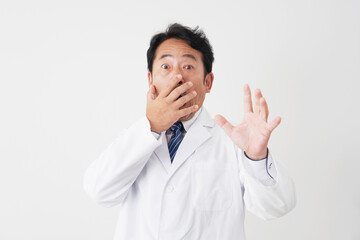 驚くミドルエイジの医師　白背景