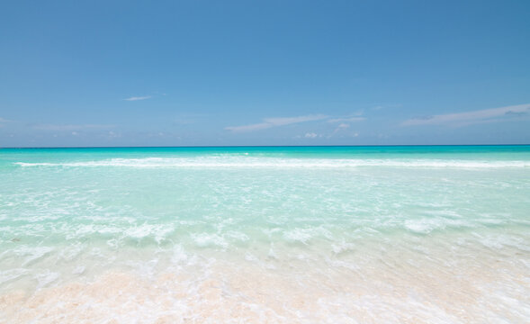 Hermosa playa tropical con cielo azul y despejado y vista al mar