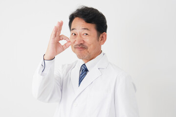 OKポーズをするミドルエイジの医者　白背景