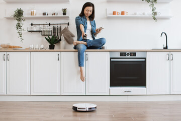 Female plugging robot vacuum cleaner with remote control