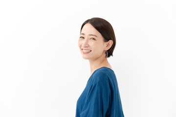 笑顔で振り返る女性