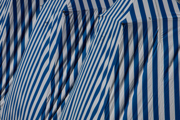 gros plan de cabine de plages aux rayures bleu et blanc