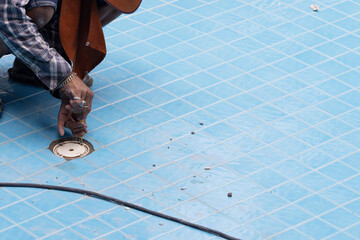 Worker maintenance swimming pools, prevent water leakage from the pool.