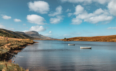 Obraz premium The scenery of the Loch Fada and the Old Man of Storr from distance in sunny days