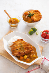 치킨까스 카레 덮밥이 놓여진 테이블