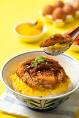 치킨까스 계란 덮밥을 숟가락으로 한숟갈 뜬 모습