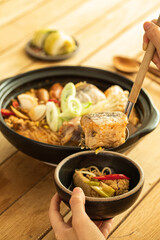 맛있게 만들어진 동태탕을 그릇에 덜어내는 모습