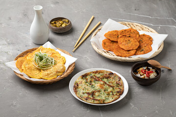 김치전과 동태전과 파전이 차려진 테이블