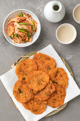 김치전과 막걸리가 놓여져 있는 모습