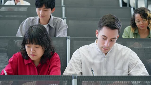 講堂で講義を受ける多国籍の学生グループ