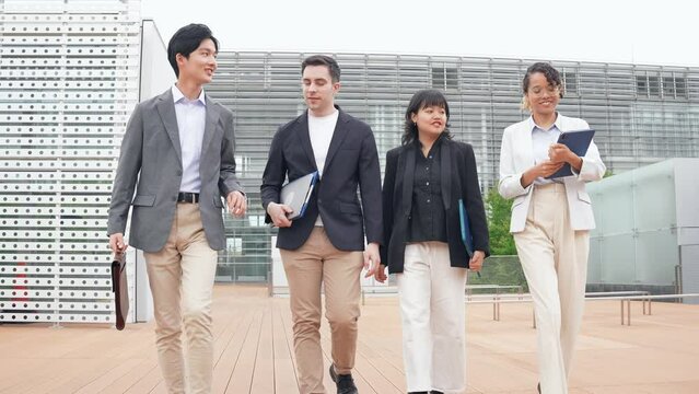 オフィスを歩く多国籍ビジネスグループ
