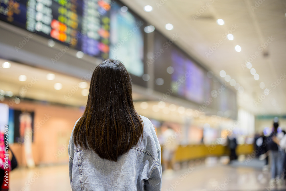 Poster Woman go travel in the airport