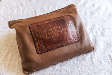 Tallit carrying bag with the Hebrew word "tallit"